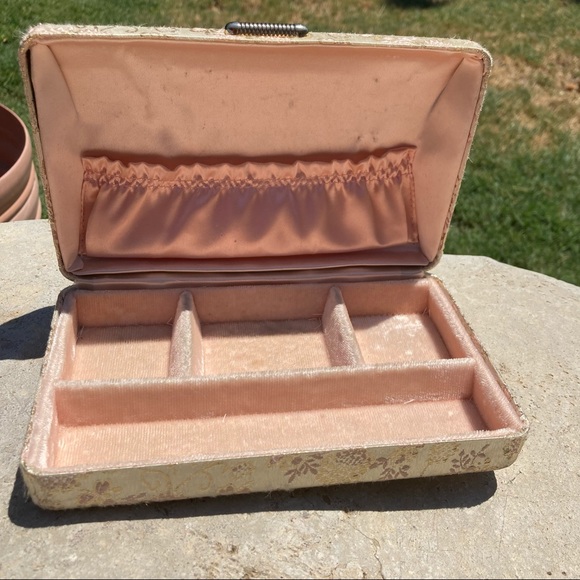 Vintage Champagne/Gold Jewelry Clutch! - Picture 2 of 10